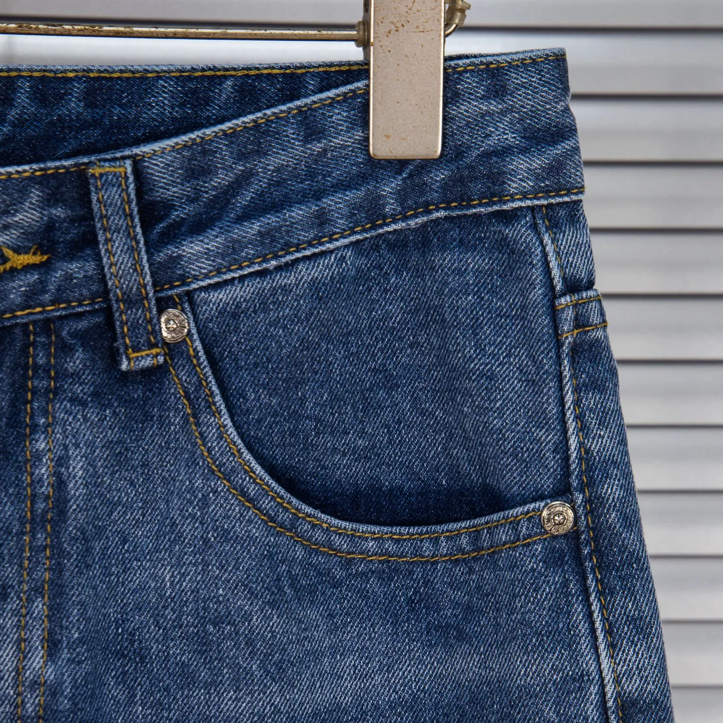 P260 Chrome Hearts washed graffiti blue cross couple jeans are a hot trend this season and are sought after by countless celebrities and fashionistas. The neat details of the cutting process add color to the playful fashion! The neat and meticulous design, and the well-fitting structure is unique. The upper body not only has outstanding recognition, but also looks younger and younger. A style with the ultimate wearing meaning and performance, gorgeous color matching, and the craftsmanship of this style is also extremely extraordinary. After the finished product is washed, it is disassembled and hand-made with sheepskin cross leather and then spliced ​​together to complete. The whole piece has too many craftsmanship to describe. It is decorated with patchwork cross flowers and high-waisted washed jeans! ! Absolutely high-end luxury product, a god-level single product, a super popular product, made by top heavy industry, a magic weapon that cannot be missed to hit the streets. Style number: 1834# Size: 28 30 32 34 Color: blue